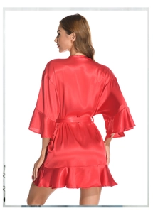 Details der roten Satin-Robe am Rücken mit Rüschen an Saum und Ärmeln sowie Gürtel