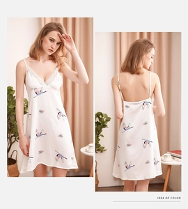 Dettaglio della camicia da notte in raso bianco con stampa uccelli e pizzo sullo scollo