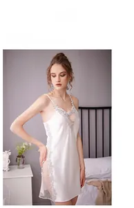 Vue détaillée d'une chemise de nuit en satin blanc avec dentelle florale et fente latérale