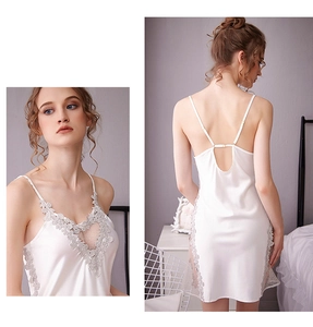 Détail de la nuisette en satin blanc avec dentelle en V et fines bretelles croisées