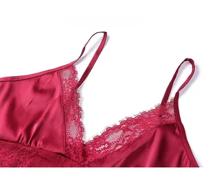 Gros plan du caraco en satin bordeaux avec une bordure en dentelle délicate au décolleté