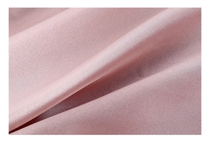 Makro-Detail von weichem rosa Seidensatin-Stoff mit glatter Textur und edlem Glanz