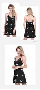 Layout a tre viste della camicia da notte in raso nero con stampa gru e scollo a V in pizzo