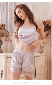 Détail d'un ensemble pyjama en satin lilas avec bordure en dentelle de cils pour femmes