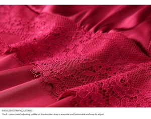 Détails des bretelles réglables et boucles en métal sur une nuisette en satin de soie bordeaux