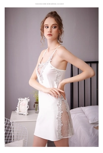 Détail de la nuisette en satin blanc avec dentelle florale et empiècements transparents