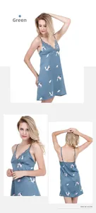 Dettaglio di camicia da notte in raso con stampa gru e pizzo a V in verde morandi