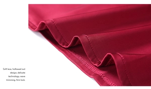 Gros plan sur l'ourlet en satin bordeaux lisse avec des finitions de couture de qualité
