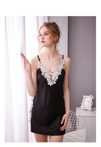 Détail d'une chemise de nuit en satin noir avec dentelle blanche fine et finitions soignées