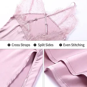 Nuisette en satin rose avec dentelle, bretelles croisées, fente latérale et coutures fines