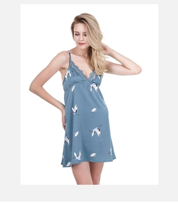 Dettaglio della camicia da notte in raso con stampa di gru e pizzo grigio sullo scollo