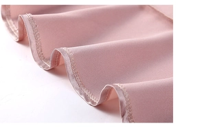 Detailansicht des rosa Satin-Bademantels mit sauberen Nähten und glatter Textur