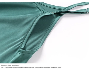 Détail de la boucle métallique réglable sur la bretelle en satin vert foncé