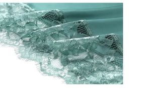 Gros plan sur tissu en soie verte avec dentelle de cils délicate et finitions soignées