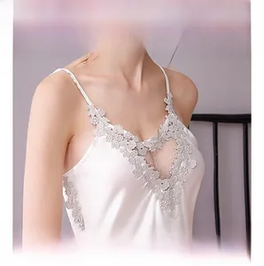 Détail de nuisette en satin blanc avec décolleté en V et bordure en dentelle grise raffinée