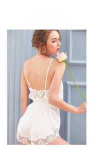 Détails du body en satin blanc avec dentelle délicate et fines bretelles élégantes