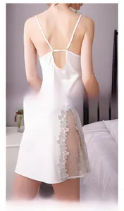 Détails de chemise de nuit en satin blanc avec dentelle et bretelles réglables