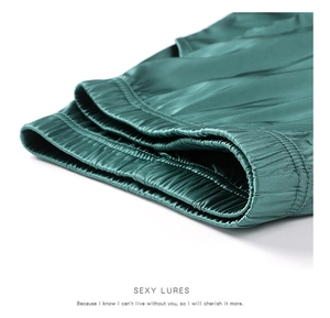 Vue détaillée du tissu en satin de soie et de la taille élastique sur le pyjama