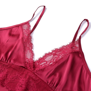 Nuisette élégante en satin de soie bordeaux avec bordure en dentelle et bretelles