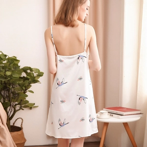 Elegante camicia da notte in raso bianco con stampa gru e delicati dettagli in pizzo