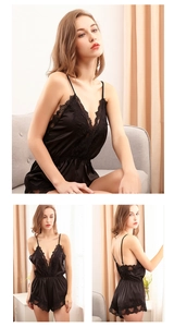 Détails d'un body en satin noir avec dentelle élégante et col en V profond pour femme