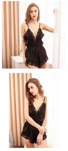 Gros plan sur la bordure en dentelle noire du body en satin aux broderies florales