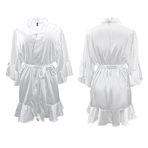 Eleganter weißer Satin-Bademantel für Damen mit Rüschen an Ärmeln und Saum für Zuhause