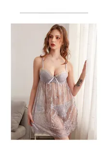Détail d'une nuisette en dentelle violette transparente avec bordure jaune et nœud