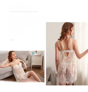 Détail d'une nuisette en dentelle blanche avec mesh délicat et petit nœud soigné