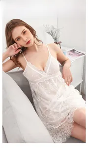 Détail de la broderie en dentelle florale et bordure de cils sur nuisette blanche en soie