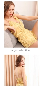 Détails d'un body en satin jaune avec bordure en dentelle, dos nu et fines bretelles