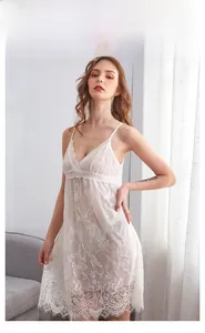 Détail d'une nuisette blanche montrant de la dentelle florale et du tissu en résille