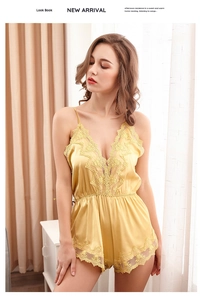 Détail macro du body en satin jaune avec bordure en dentelle florale et taille élastique