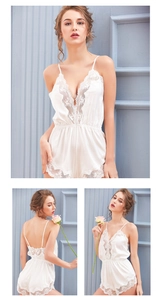 Détails du body en satin blanc avec bordure en dentelle florale et décolleté en V profond