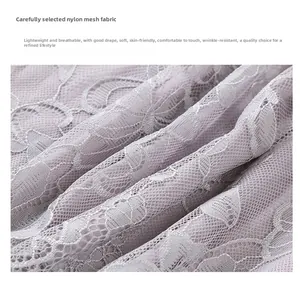 Gros plan sur un tissu en maille lilas avec dentelle florale délicate et texture douce