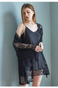 Détail de la nuisette en soie noire avec cardigan en dentelle raffinée élégant