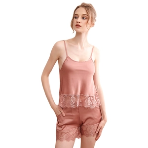 Ensemble pyjama deux pièces en satin avec caraco et short en dentelle rose poudré