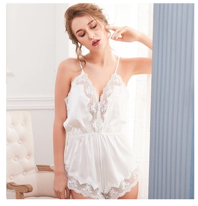 Détail de la barboteuse en satin de soie blanc avec dentelle brodée et décolleté en V