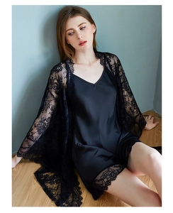 Détail d'un peignoir et d'une chemise de nuit en satin noir avec dentelle florale