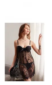 Gros plan détaillé de la nuisette en dentelle noire avec broderies florales de couleur beige