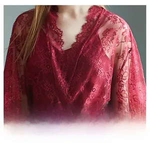 Détail du tissu en maille dentelle bordeaux montrant la texture et la broderie florale