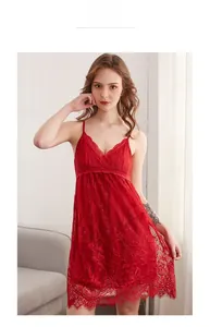 Gros plan sur la chemise de nuit en dentelle rouge avec col en V et détails de dentelle florale