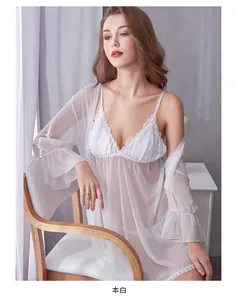 Dettaglio del set lingerie in pizzo bianco con vestaglia in mesh e camicia da notte
