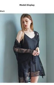 Détail d'un ensemble de nuit élégant en soie glacée noire avec cardigan en dentelle florale