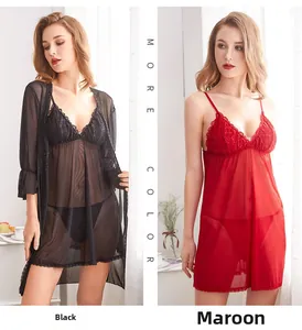 Dettaglio del set da notte in pizzo e mesh trasparente in nero e rosso bordeaux