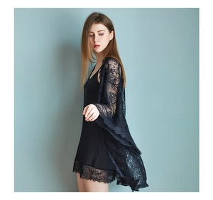 Détail de la nuisette en soie noire et du peignoir en dentelle assorti pour tenue d'intérieur