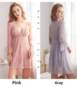 Confronto dettagliato di completi da notte in pizzo color rosso rosa e grigio con scialle