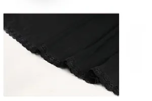 Dettaglio dell'orlo della camicia da notte in mesh nero con ricamo floreale in pizzo