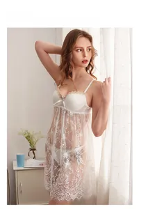 Détails de la chemise de nuit en dentelle blanche avec bonnets à armatures et plumes