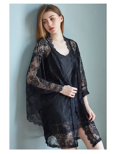 Détail du peignoir en dentelle noire avec motifs floraux et robe nuisette en soie